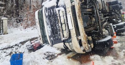 Zablokowany pas na DW989 w Żyznowie. Utrudnienia drogowe